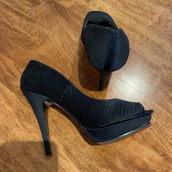 BCBG black heels size 7.5 - Picture 3 of 3